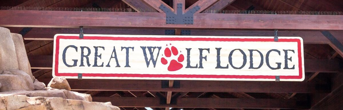 A view of the building sign for the resort Great Wolf Lodge.