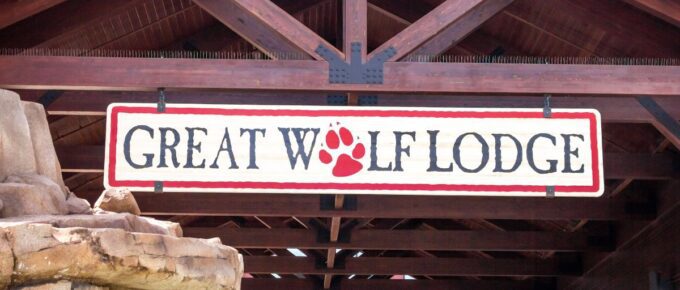 A view of the building sign for the resort Great Wolf Lodge.
