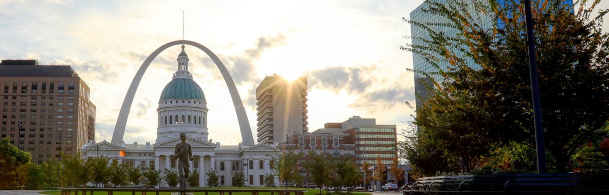 Kiener Plaza and the Gateway Arch in St. Louis, Missouri, USA.