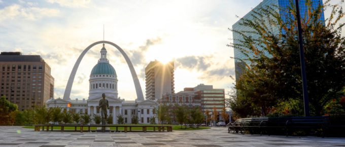 Kiener Plaza and the Gateway Arch in St. Louis, Missouri, USA.