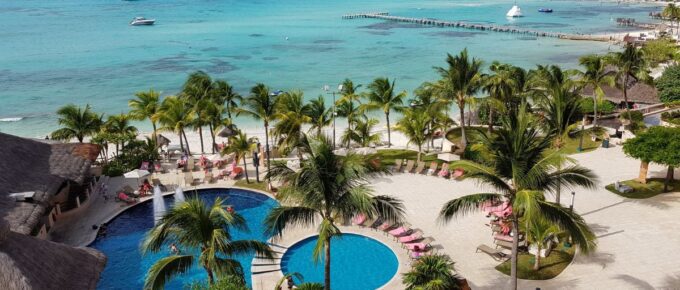 Green palm trees near the beach during daytime in Cancún, Quintana Roo, Mexico.