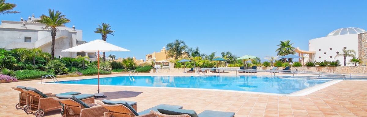 Lovely pool in the summer for a family vacation in Portugal.